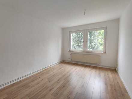 Ideal für Singles oder Pärchen 2-Zimmerwohnung + Tageslichtbad mit Wanne +EBK als Option