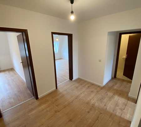 Schöne renovierte 3 Zimmer Wohnung mit Küchenzeile zu vermieten / Zeitz