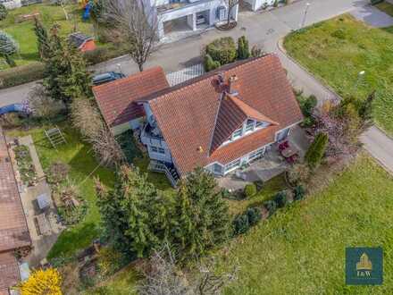 IMPONIEREND - Einfamilienhaus mit Doppelgarage und malerischen Garten in ruhiger Lage von Bad Boll