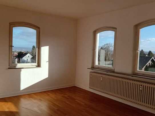 3-Zimmer Dachgeschosswohnung mit traumhaften Ausblick ab sofort!