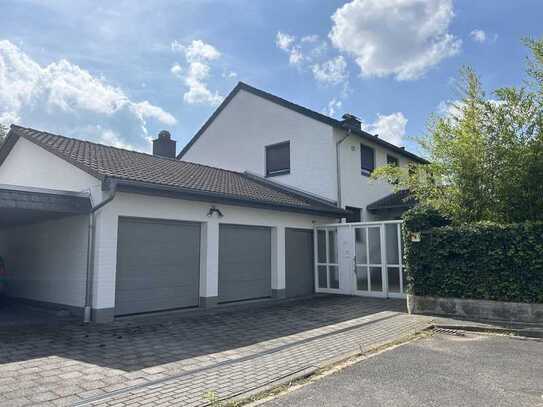 Gepflegtes und großzügiges Einfamilienhaus mit zwei Garagen und Carport in Rosdorf