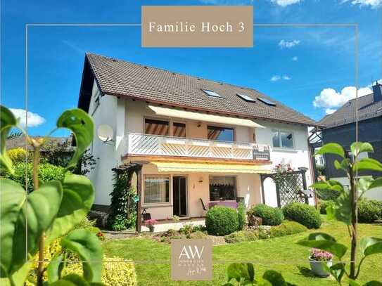 ***FamilieHochDrei***
Zweifamilienhaus mit Platz für bis zu drei Familien und Garage. Provisionsfre