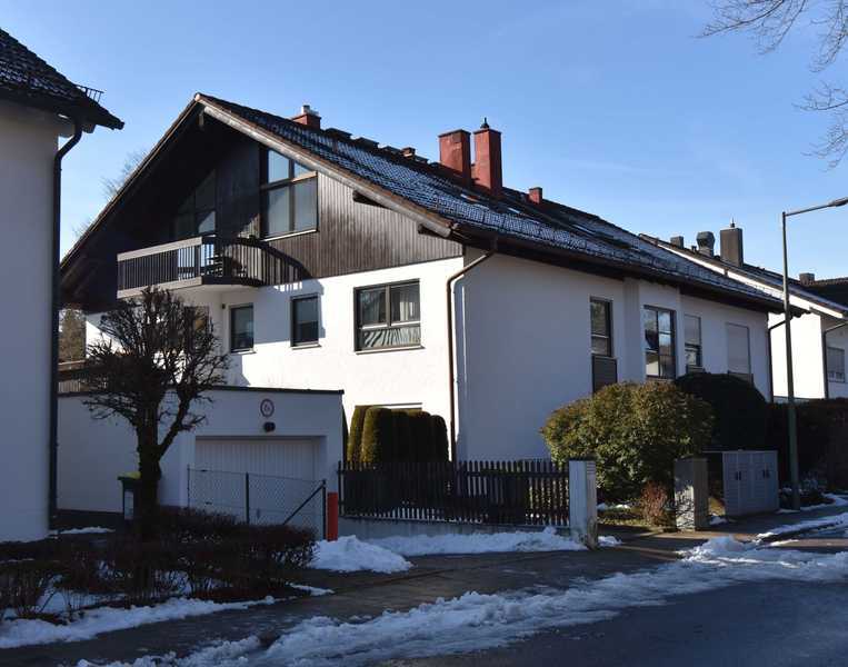 Erstbezug nach Sanierung: Lichtdurchflutete Dachgeschosswohnung mit Balkon & vielseitigem Hobbyraum