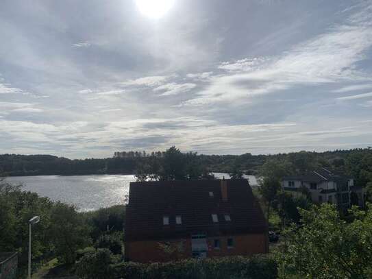 Modernisierte 2-Raum-Wohnung mit Balkon und Einbauküche in Kiel mit Blick auf den Russee