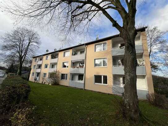 Helle 3 Zimmerwohnung/ großer Balkon/ Badezimmer mit Fenster und Badewanne