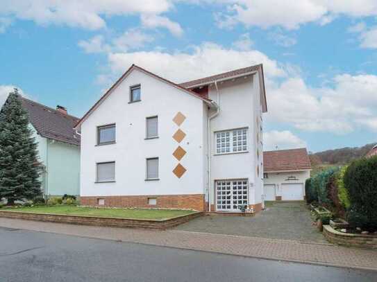 Zweifamilienhaus in idyllischer Lage mit großem Garten zum Entspannen und Doppelgarage