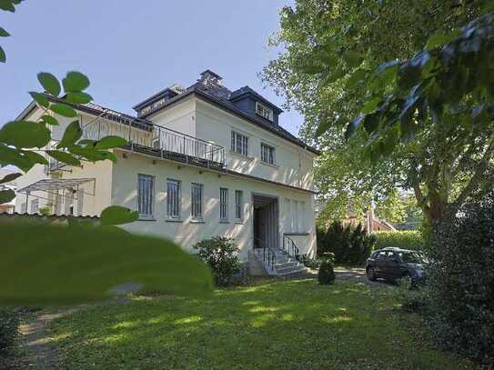 Freistehende Villa als Zweifamilienhaus mit 2 Garagen und separatem Gartengebäude in Ohligs.