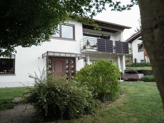 Modernisiertes Einfamilienhaus mit Garage und großem Garten in ruhiger Hanglage