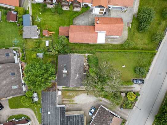 Bebautes Grundstück mit Altbestand (Zweifamilienhaus) in Emmering!