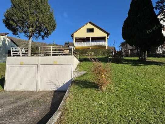 Besonderes 2-3 Familienhaus mit Garten, 3 Garagen in ruhiger Lage mit besonderer Aussicht