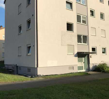 Modernisierte drei Zimmer Wohnung, mit Fußbodenheizung sowie Balkon und EBK in Bad Urach