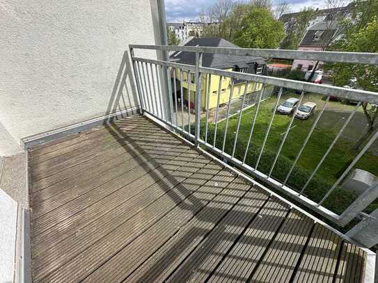 Geräumige lichtdurchflutete Zimmer - Balkon - im 3.OG - WG gerecht!