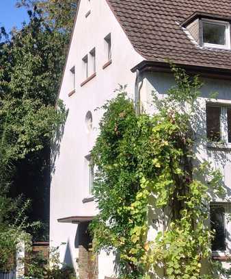 Renovierte Altbauwohnung, zentral, grün, ruhig, mit Balkon und Gartennutzung