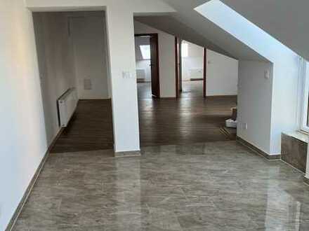 Neue 5-Zimmer-Dachgeschosswohnung mit Balkon Erstbezug