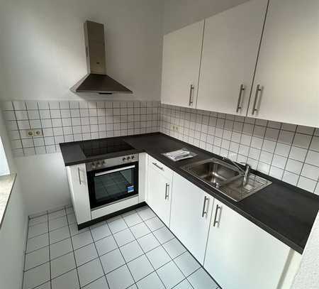 Großzügige 1-Zimmer mit Einbauküche, Dusche und Laminat in zentraler Lage!