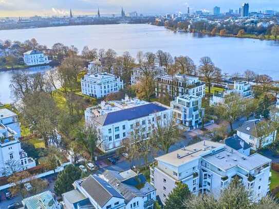 Licht von allen Seiten: Penthouse mit umlaufender Dachterrasse an der Alster!