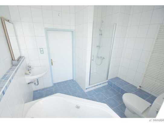 2,5 Zimmer mit geräumiger Küche und hellem, großem Tageslichtbad mit Dusche und Badewanne