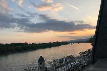 Direkt am Rhein! Wunderschöne Dachgeschosswohnung