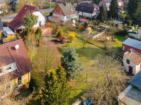 Zweite Reihe, bahnhofs- und seenah! Erschlossenes Grundstück im ruhigen Berlin-Kaulsdorf