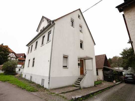 PROVISIONSFREI! Charmantes 3-Familienhaus mit Ausbaupotenzial, Garage und Scheune in zentraler Lage!