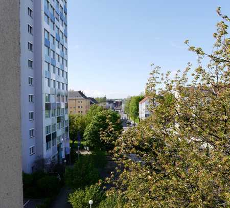 Helle 2-Zimmer-Wohnung mit tollem Ausblick vom Balkon