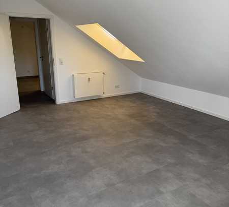 Komplett sanierte 2 Zimmer DG-Wohnung