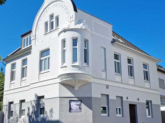 Moderne 4-Zimmer-Wohnung mit großer Dachterrasse in historischem Haus mit Carport