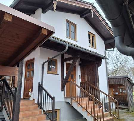 Schöne 2-Zimmer-OG-Wohnung mit Balkon in Großhelfendorf