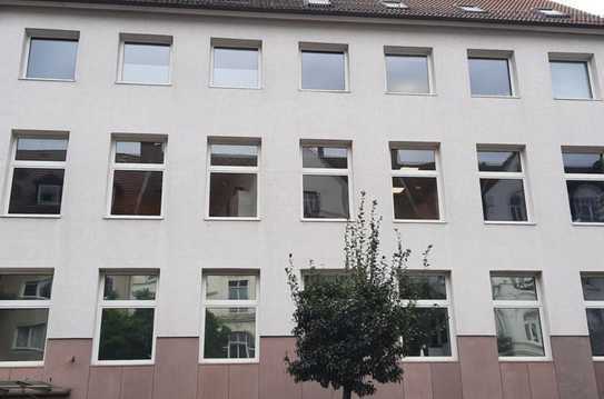 ZOOVIERTEL: 2 moderne und helle Einzelbüros in netter Bürogemeinschaft mit Besprechungsraum