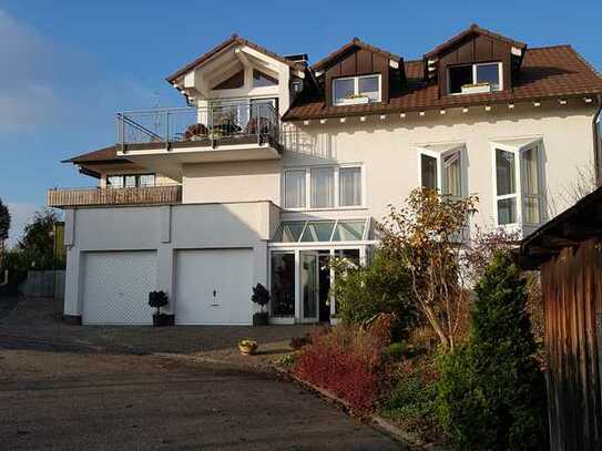 Freundliche und modernisierte 3,5-Zimmer-Terrassenwohnung mit Balkon und Einbauküche in Fischingen