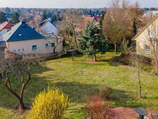 Erschlossenes Grundstück im ruhigen Berlin-Kaulsdorf: Zweite Reihe, bahnhofs- und seenah!