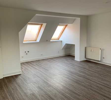 2-Zimmer Dachgeschosswohnung mit Tageslichtbad mit Wanne