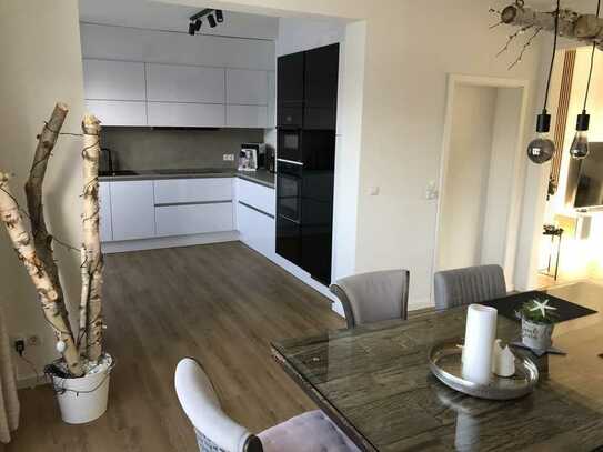 Neuwertige 3,5-Zimmer-Wohnung mit Balkon und Einbauküche in Bad