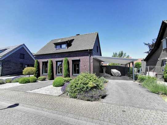 Modernes, freistehendes Einfamilienhaus mit großem Garten im Biemenhorst