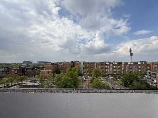 Erstbezug nach Sanierung mit Balkon und Einbauküche: Geschmackvolle 2-Zimmer-DG-Wohnung