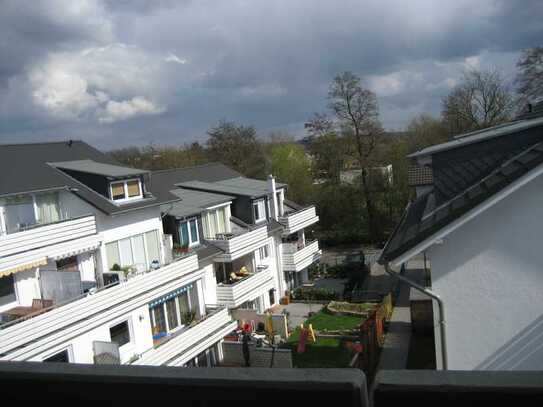 ruhige Privatstrasse, 3 Zimmer, 92m², Einbauküche, Diele, Bad, Gäste-WC, grosser Balkon + Garage
