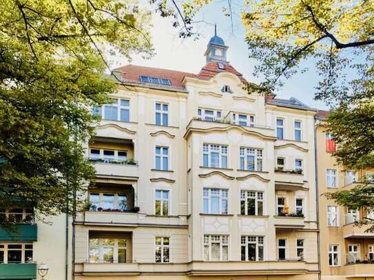 Befristet; Möblierte Altbauwohnung mit Balkon und Kamin im Gründerzeithaus in Charlottenburg