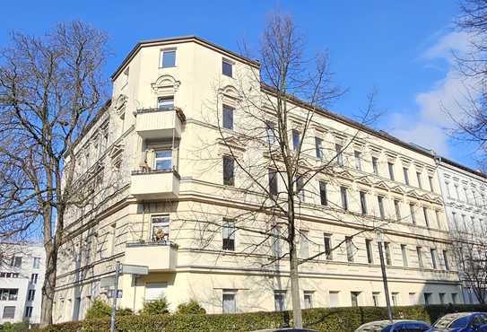 Bezugsfrei: Charmante 1-Zimmer Wohnung im schmucken Altbau im Komponistenviertel