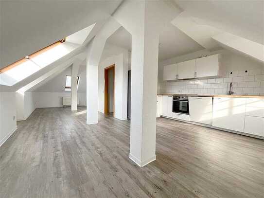 Singles aufgepasst! Tolle DG-Wohnung mit EBK!