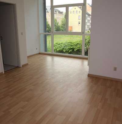 Wintergarten -+ 20,- € EBK - geräumige Zimmer - im 1.OG - frei ab 1.6.25