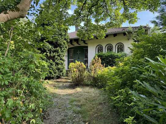 freistehender Bungalow auf parkähnlichem Grundstück zur Sanierung oder Freilegung und Neubebauung