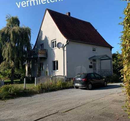 Gepflegte Wohnung mit zwei Zimmern sowie Terasse, Wintergarten, Kachelofen und EBK in Halle (Westf.)