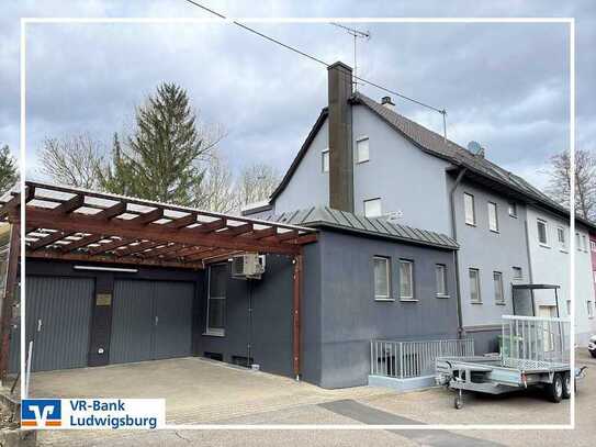 Großzügiges Zweifamilienhaus mit Doppelgarage und Carport