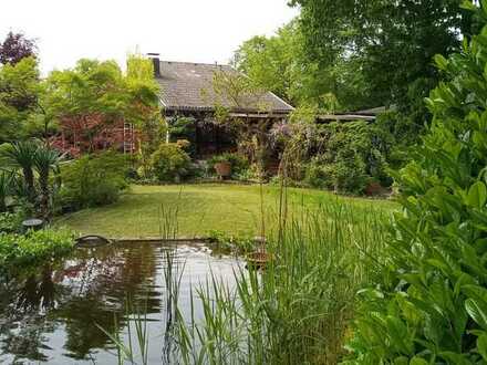 Kleines Haus mit großem Garten und Teich