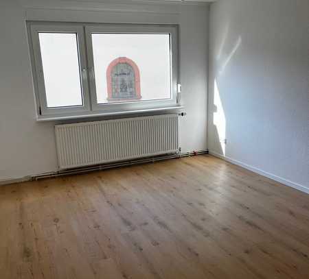 Erstbezug nach Renovierung: 2,5ZKB-Wohnung mit Balkon!