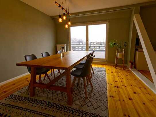 Dachgeschosswohnung: 2-Zimmer Penthouse Wohnung mit Küche, Bad, Holzhobeldielen, Balkon (Südlage)