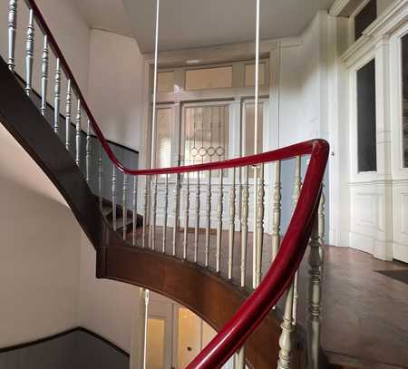 Schöne Altbau-Wohnung mit Balkon, Badewanne in Stuttgart-West