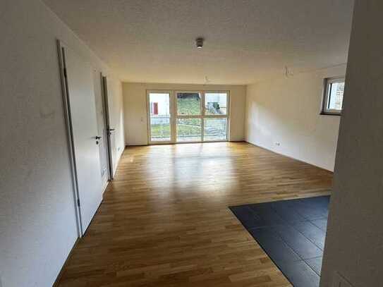 Lichtdurchflutete moderne 2 Zimmer Wohnung mit Sonnenbalkon in Top Lage frei ab sofort