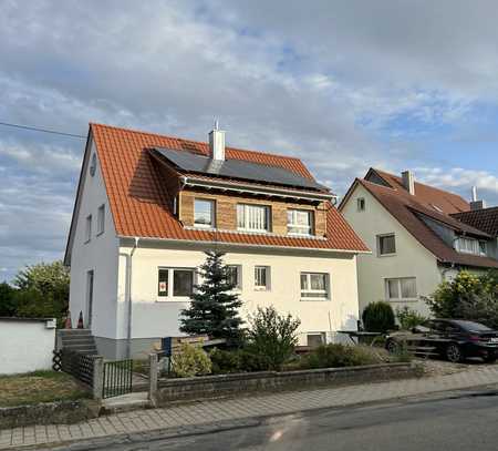 Helle Erdgeschosswohnung mit Balkon und Gartenzugang