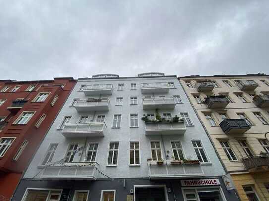 Super geschnittene vermietete Altbauwohnung im Boxhagener Kiez mit grosser Terrasse und Balkon!